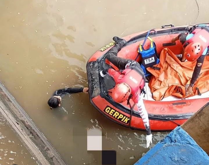 Korban tenggelam berhasil ditemukan di lokasi Dam Balongsono, Sumobito, Jombang.(blok-a.com/Syahrul)