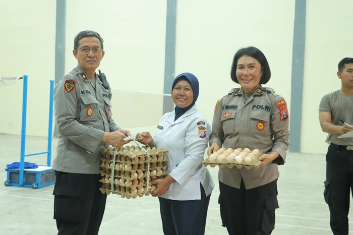 Pembagian telur ayam kepada anggota Polres Mojokerto.(dok. Polres Mojokerto for blok-a.com)