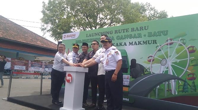 Pj Wali Kota Mojokerto bersama Kepala Dinas Perhubungan Provinsi Jatim, meresmikan Trans Jatim di terminal Kertajaya Mojokerto.(blok-a.com/syahrul)