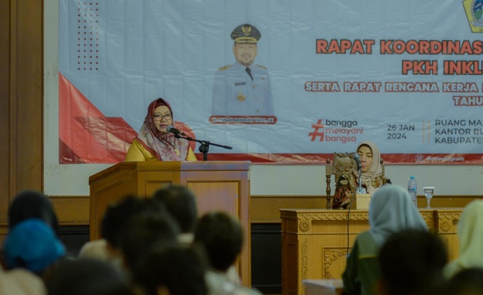 Wakil Bupati Gresik Aminatun Habibah membuka kegiatan Rakor PKH Inklusif, Jumat (26/1/2024).(blok-a.com/ivan)