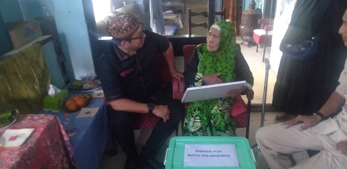 Kunjungan Pj Wali Kota Mojokerto kerumah Bi Soetami Ajeng.(blok-a.com/Syahrul)