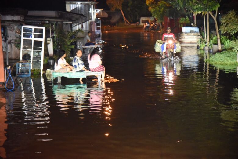 Teks foto : Kondisi banjir di Desa Kedungbanteng, Kecamatan Tanggulangin, Sidoarjo.