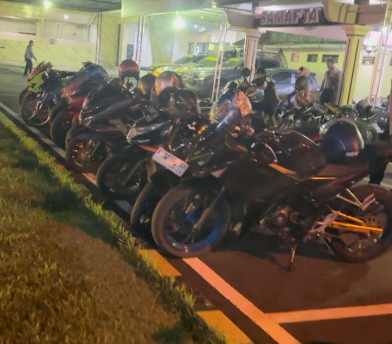 Teks: Belasan motor tidak sesuai standar diamankan petugas di Mapolresta Mojokerto.(dok.Polresta for blok-a.com)
