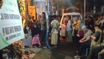 Teks: Pj Walikota Mojokerto M. Ali Kuncoro sholat jenazah korban yang terseret arus sungai Kalibanyak watutumang, Pacet.(blok-a.com/Syahrul)