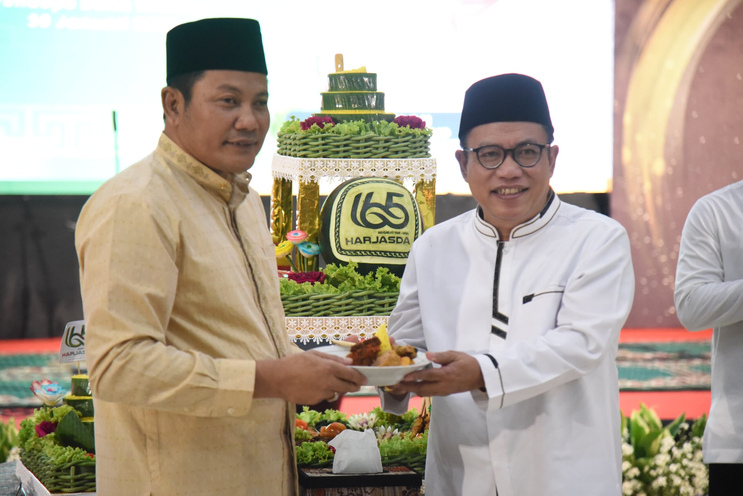 Wabup Sidoarjo H Subandi dan ketua DPRD Sidoarjo H Usman, saat sehabis potong tumpeng pada Harjasda ke-165 tahun.