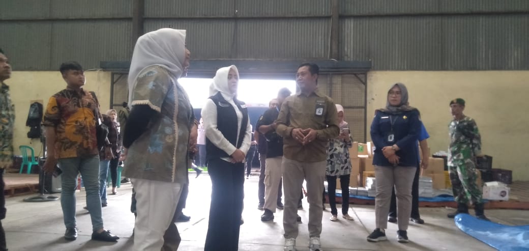 Bupati Mojokerto Ikfina Fahmawati didampingi Forkopimda, TNI-Polri, KPU, Bawaslu, dan Dinas Perhubungan memberangkatkan truk pendistribusian kotak Suara ke wilayah 6 Kecamatan.(blok-a.com/Syahrul)