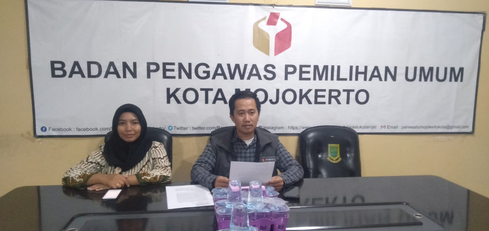 Anggota Bawaslu kota Mojokerto, Divisi Hukum, pencegahan, partisipasi masyarakat dan humas saat jumpa pers di kantor Bawaslu Kota.(blok-a.com/Syahrul)