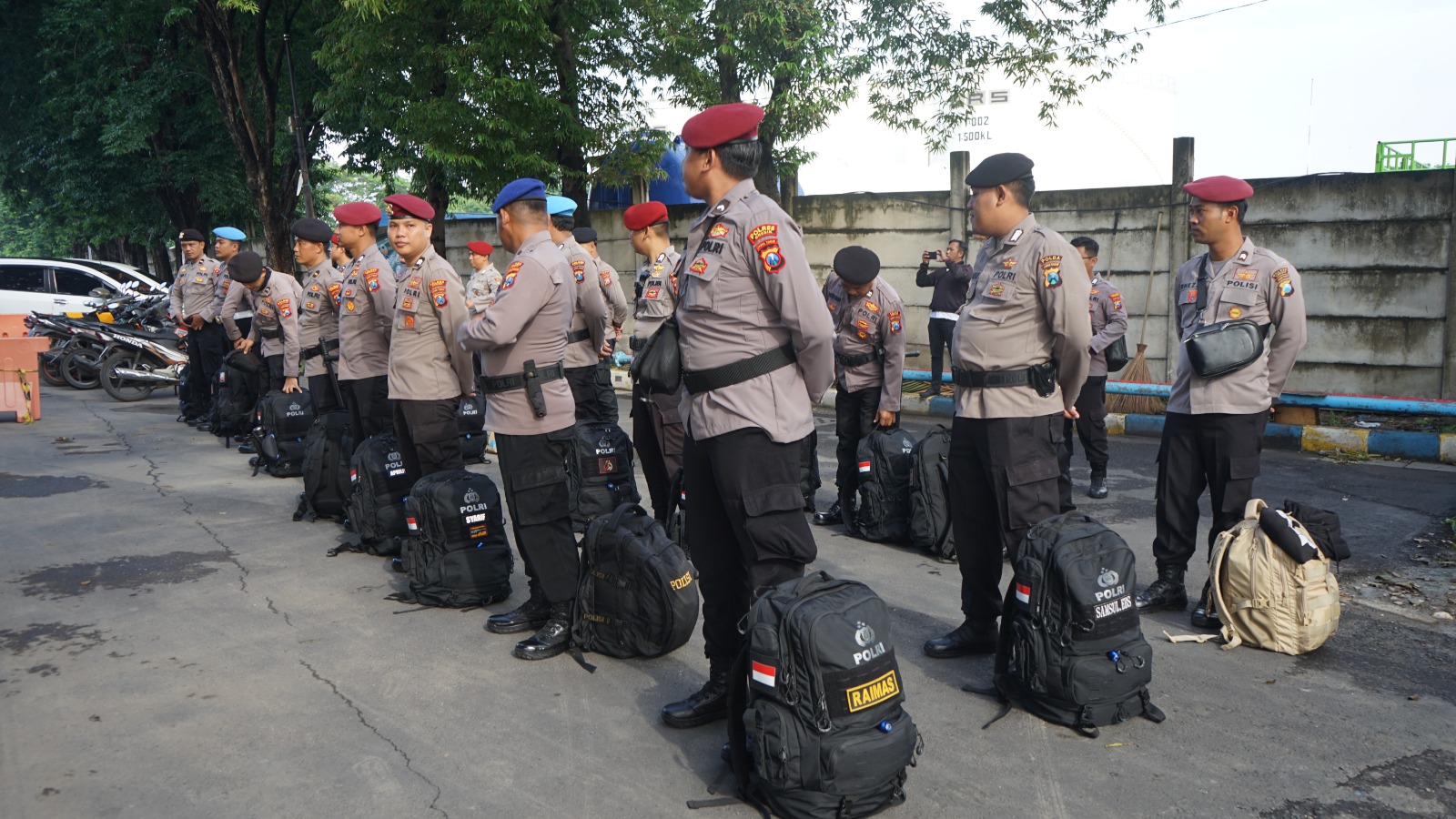 Sebanyak 22 personel Polres Gresik diberangkatkan lebih awal ke Pulau bawean untuk pengamanan pemilu 2024 (blok-a.com/ivan).