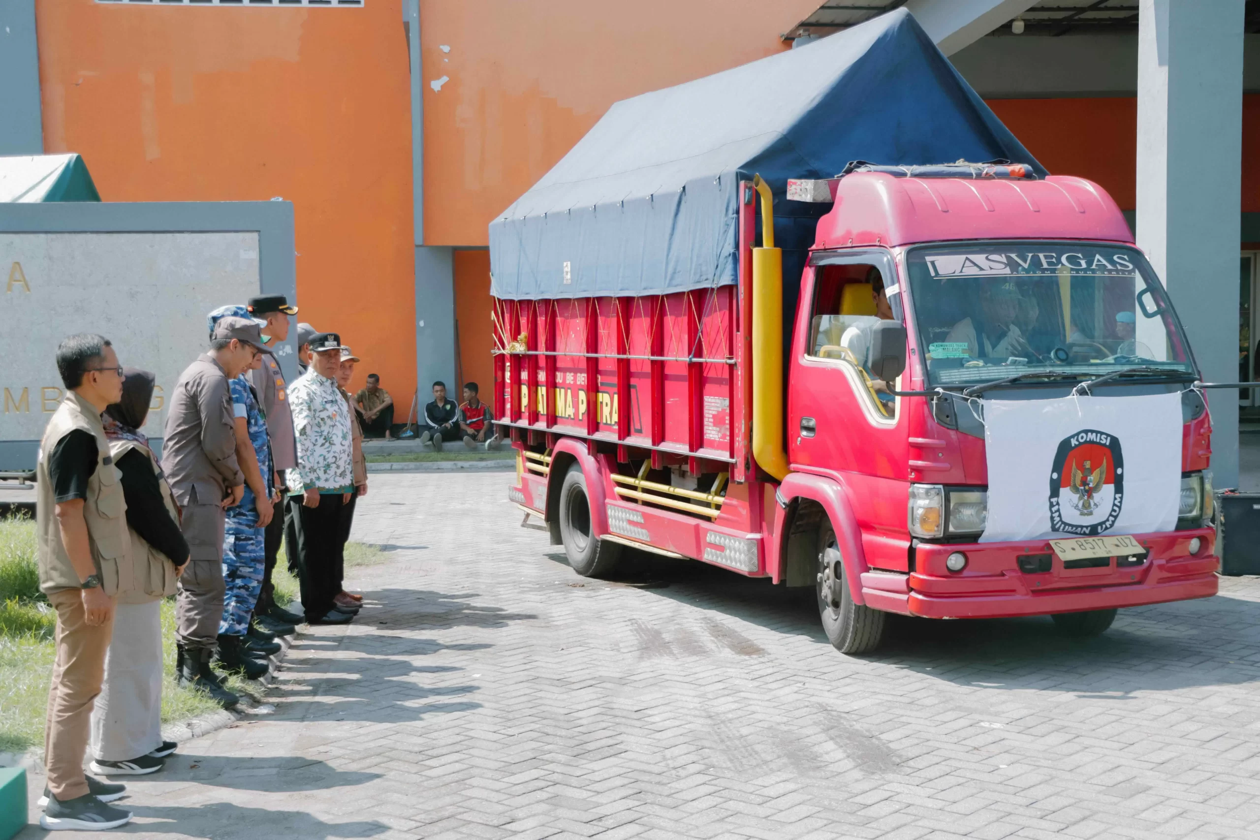 Pj Bupati Jombang Sugiat bersama Forkopimda memberangkatkan logistik pemilu di GOR merdeka Jombang.(dok. Polresta for blok-a.com)