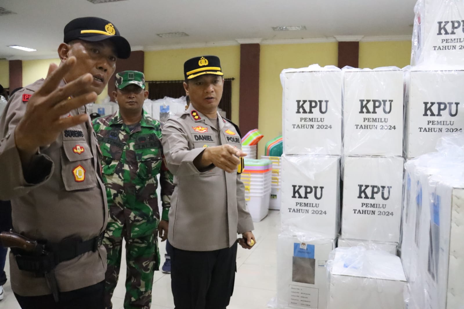 Kapolresta Mojokerto AKBP Daniel S. Marunduri melakukan pengecekan logistik pemilu di gudang PPK 6 Kecamatan.(dok.Polresta Mojokerto for blok-a.com)
