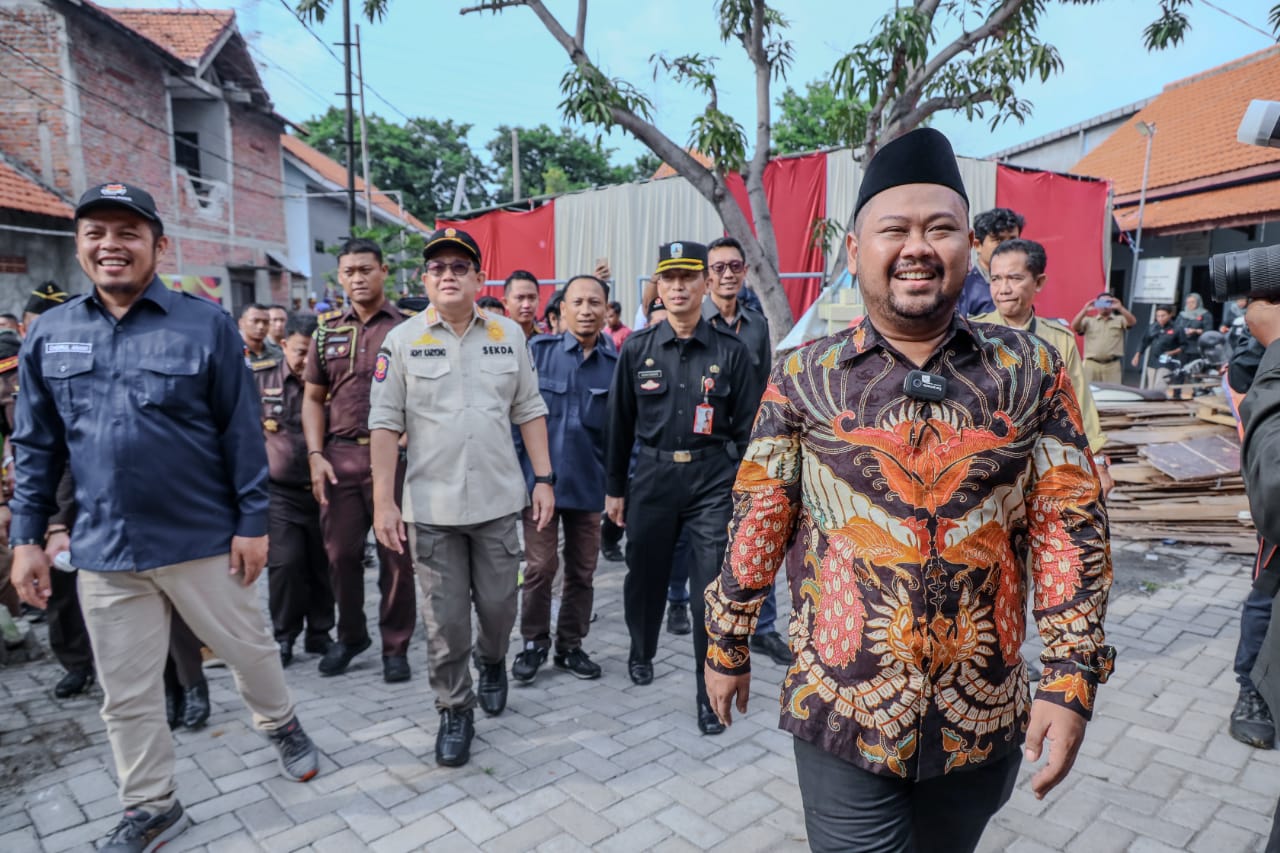 Gus Yani dan jajaran Forkopimda Kabupaten Gresik mendampingi Forkopimda Jatim peninjauan kesiapan logistik Pemilu 2024 (blok-a.com/ivan)