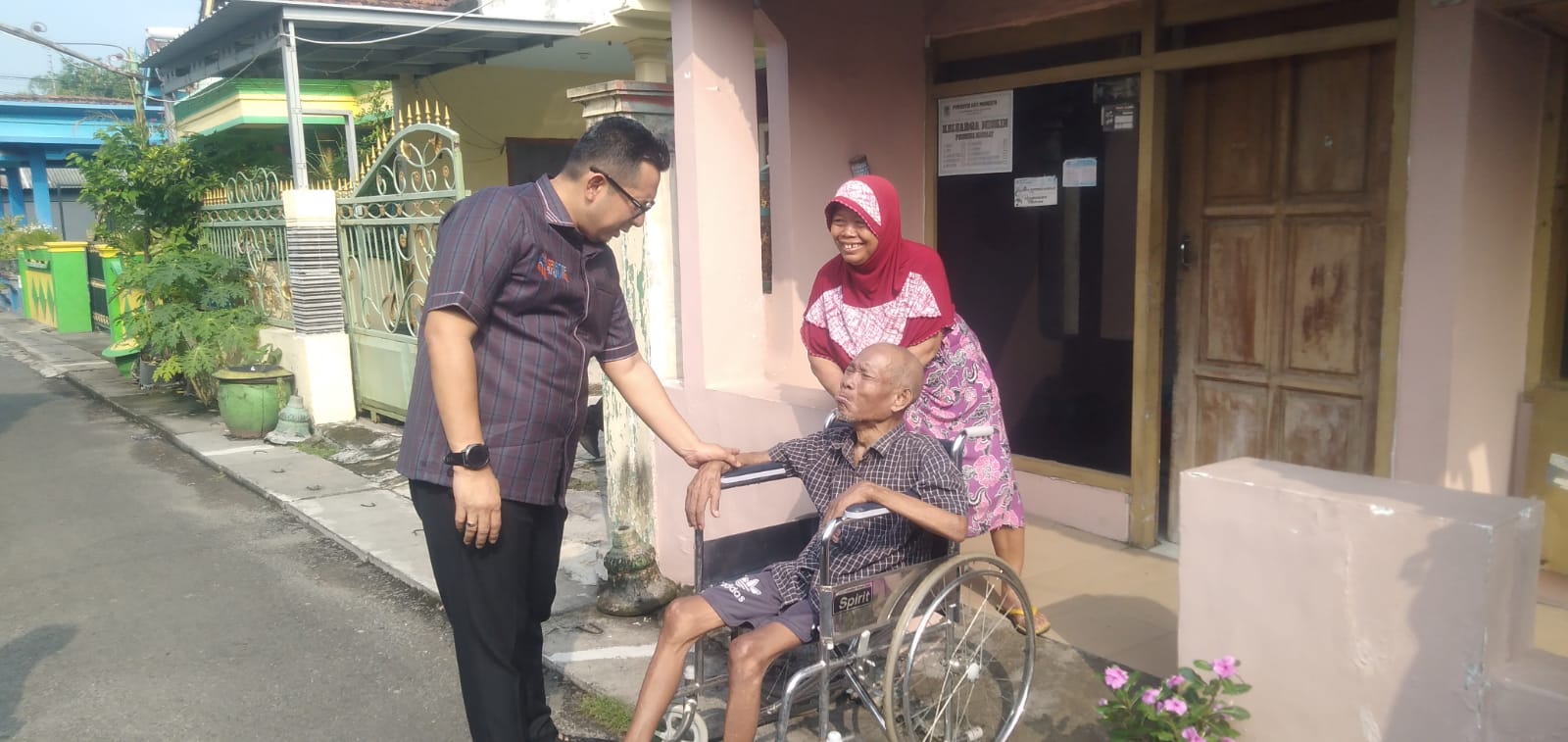 Pj Wali Kota Mojokerto M. Ali Kuncoro Kunjungi disabilitas tuna wicara.(blok-a.com/Syahrul)