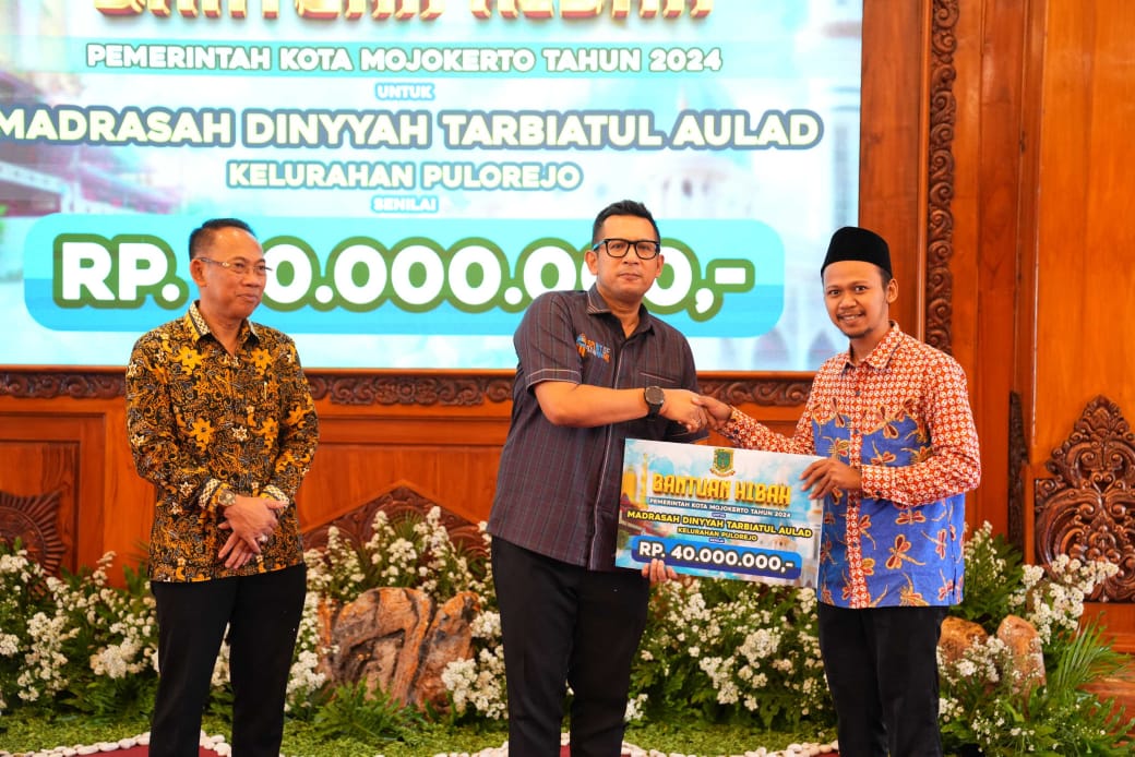Pj Wali Kota Mojokerto Ali Kuncoro serahkan dana hibah secara simbolis di ruang Sabha Mandala Madya.(dok. Pemkot for blok-a.com)