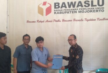  2 Caleg DPRD saat laporan ke kantor Bawaslu Kabupaten Mojokerto, terkait dugaan kecurangan pileg.(blok-a.com/Syahrul)