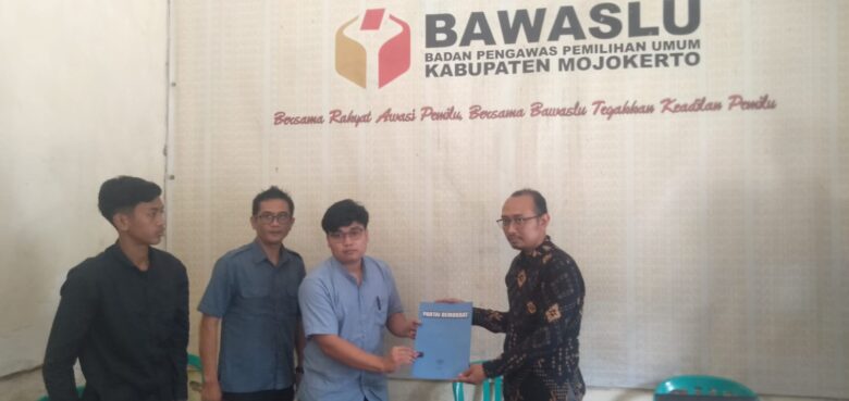 2 Caleg DPRD saat laporan ke kantor Bawaslu Kabupaten Mojokerto, terkait dugaan kecurangan pileg.(blok-a.com/Syahrul)