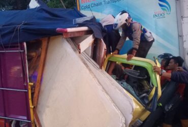 Proses evakuasi korban penumpang truk Mitsubishi.(dok. Satlantas polres for blok-a.com)