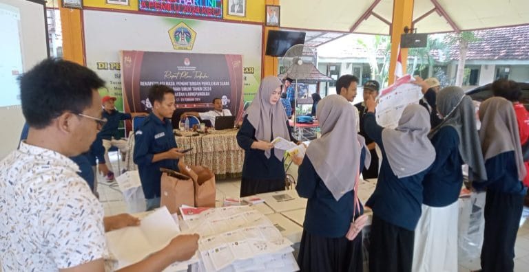 Proses rakapitulasi suara di tingkat kecamatan (blok-a.com/ivan).