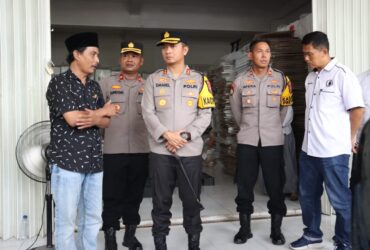 Kapolres Mojokerto Kota melakukan kunjungan ke gudang KPU Kota. (dok. Polresta for blok-a.com)