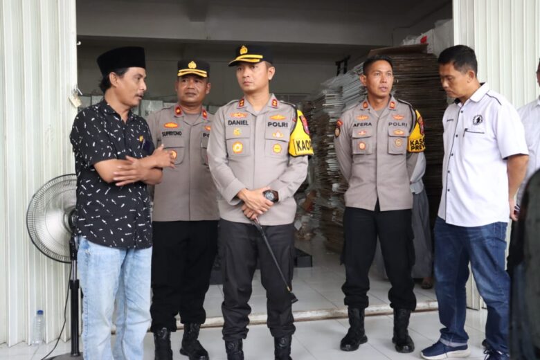 Kapolres Mojokerto Kota melakukan kunjungan ke gudang KPU Kota. (dok. Polresta for blok-a.com)