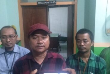 Ketua Bawaslu Kabupaten Mojokerto Dody Faizal memberikan penjelasan kepada wartawan usai sidang administrasi cepat.(blok-a.com/Syahrul)