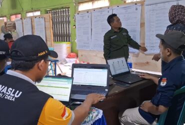 Proses penghitungan suara ulang 18 TPS Desa Temon di Sekretariat PPK.(blok-a.com/Syahrul)