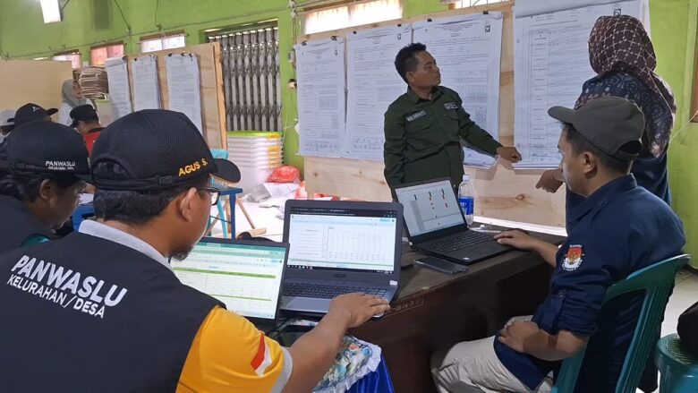 Proses penghitungan suara ulang 18 TPS Desa Temon di Sekretariat PPK.(blok-a.com/Syahrul)