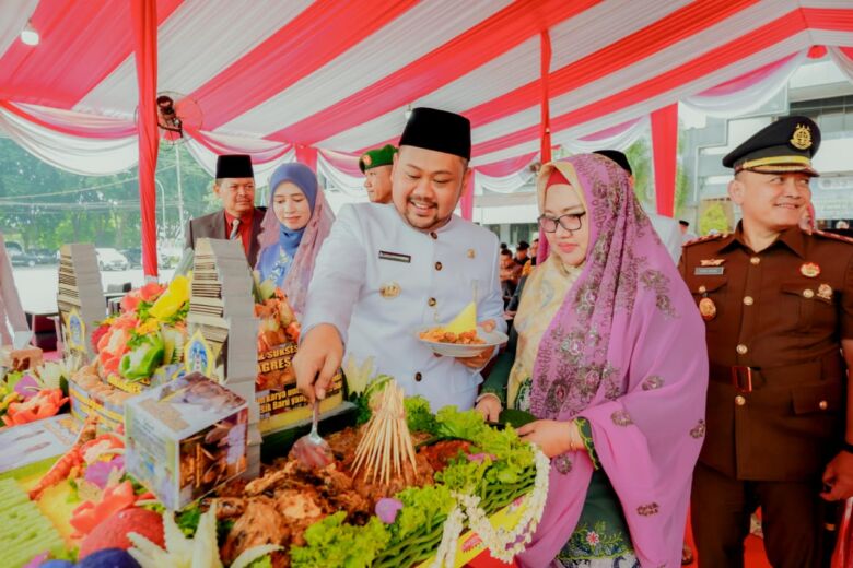 Bupati Gus Yani bersama Wabup Bu Min saat HUT Pemkab dan Hari Jadi Kota Gresik.