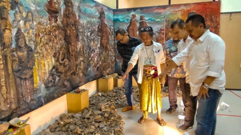 Lukisan zaman Majapahit karya maestro Jansen Jasien di hall PWI Jatim.