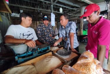 Pengecekan harga dan stok beras di salah satu agen beras di pasar Tanjung Anyar Mojokerto. (Dok. Polresta for blok-a.com)