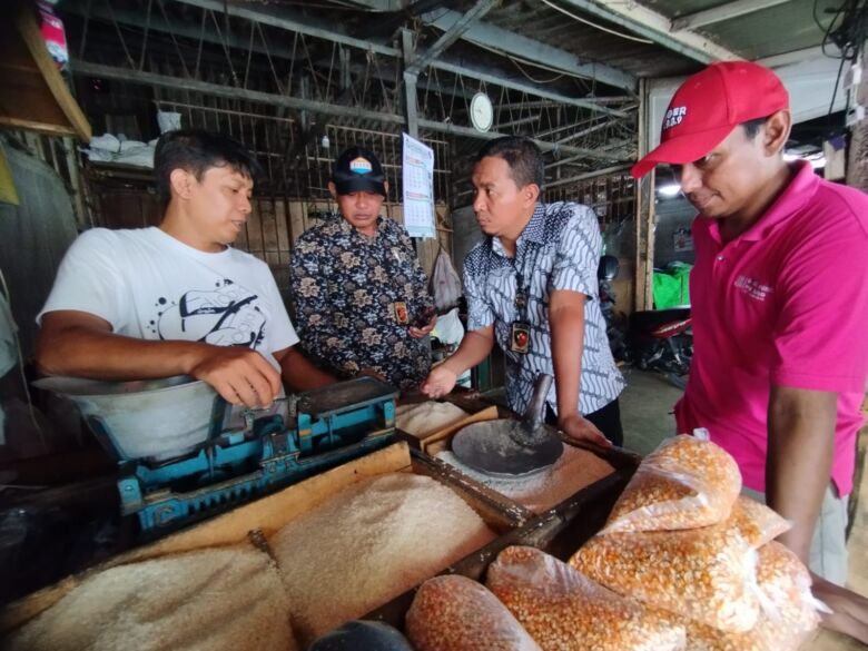 Pengecekan harga dan stok beras di salah satu agen beras di pasar Tanjung Anyar Mojokerto. (Dok. Polresta for blok-a.com)