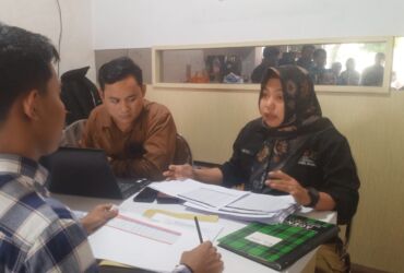 Ketua Tim Pemenangan Caleg Golkar Dapil VII DPRD Jember, Moch Fachrur Roziq, saat melapor ke Bawaslu Jember.