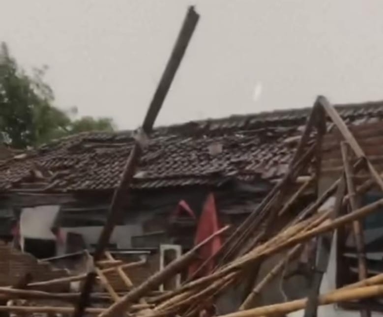 Puting beliung memporak porandakan rumah, pohon dan tiang listrik di Sidoarjo.