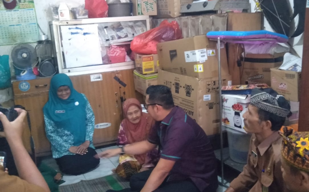Mas Pj Wali Kota Mojokerto Ali Kuncoro saat dirumah Ibu Sati.(blok-a.com/Syahrul)