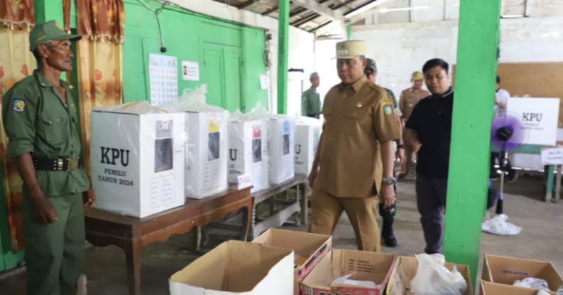  Pj Bupati Jombang Sugiat memantau kesiapan TPS Pemilu 2024.(dok. Kominfo for blok-a.com)
