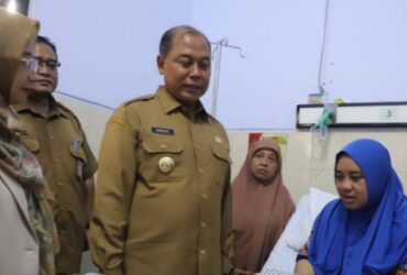 Pj Bupati Jombang Sugiat, menjenguk kpps yang dirawat disejumlah rumah sakit.(dok.Pemkab Jombang for blok-a.com)