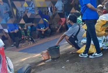 Praktik judi sabung ayam di Pasar Bongkaran Tuban. (blok-a.com/ivan)