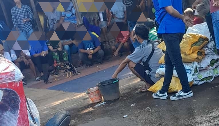 Praktik judi sabung ayam di Pasar Bongkaran Tuban. (blok-a.com/ivan)