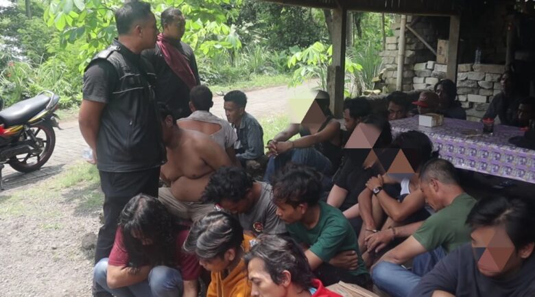 Razia narkoba oleh Polres Mojokerto di dua Kampung sarang Narkoba.(blok-a.com/Syahrul)