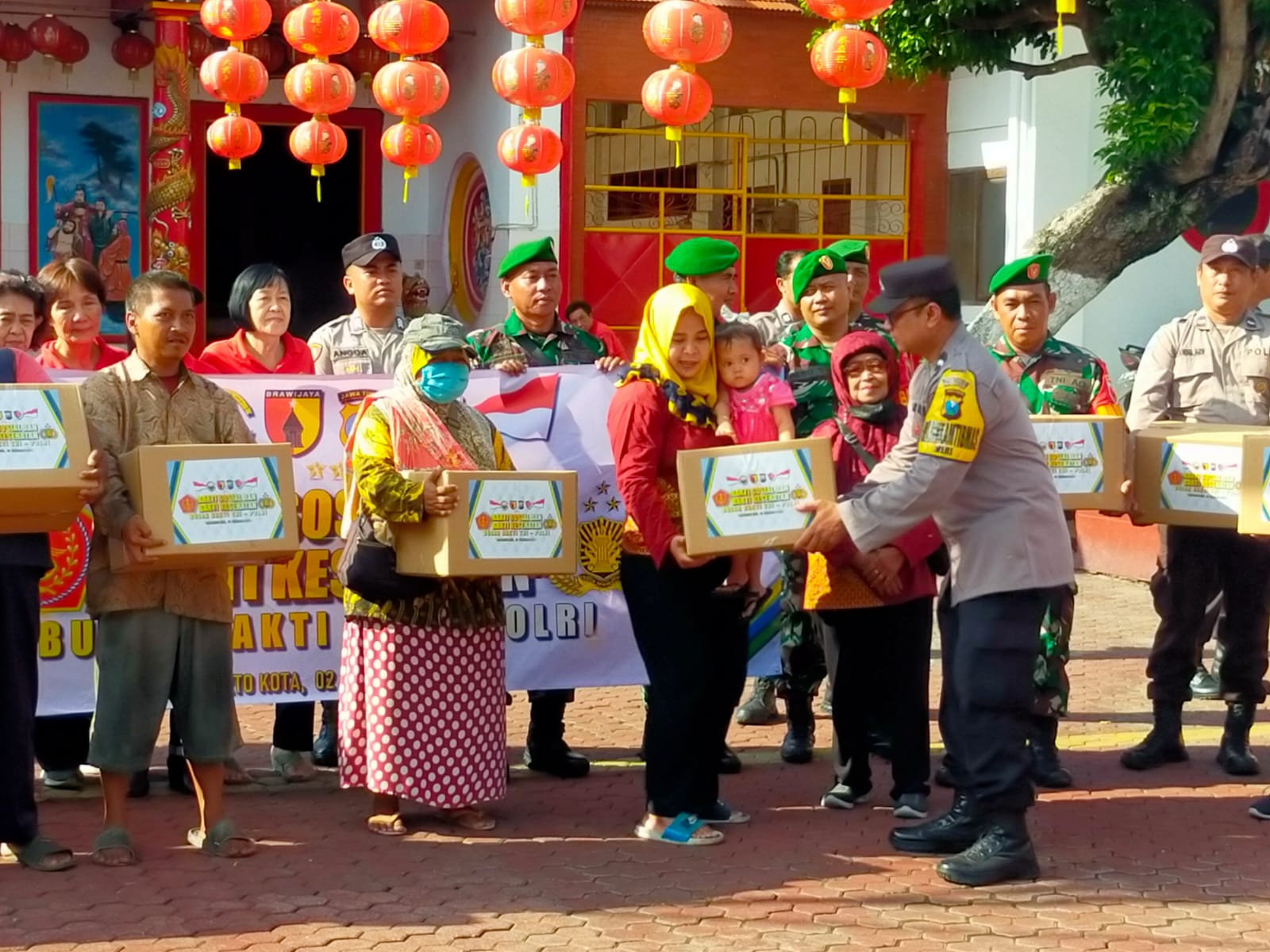 Teks: Pemberian paket sembako kepada masyarakat sekitar rumah ibadah, dalam rangka Bhakti sosial dan kesehatan (dok.Polresta for blok-a.com)