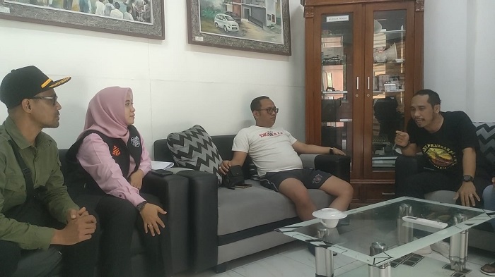 Advokat muda Kota Pasuruan mendatangi kantor KPU.