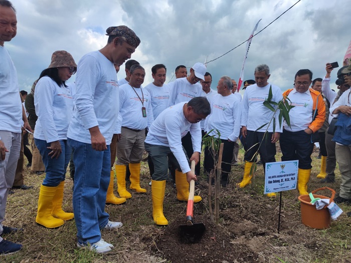 Wakil Menteri LHK RI, Alue Dohong dan PJ Bupati Magetan Hergunadi saat penanaman bambu di Eco Bamboo Park.