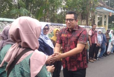 Mas Pj Wali Kota Mojokerto, saat kunjungan Bakti Sosial di lingkungan Sabuk Alu, Prajuritkulon.(blok-a.com/Syahrul)