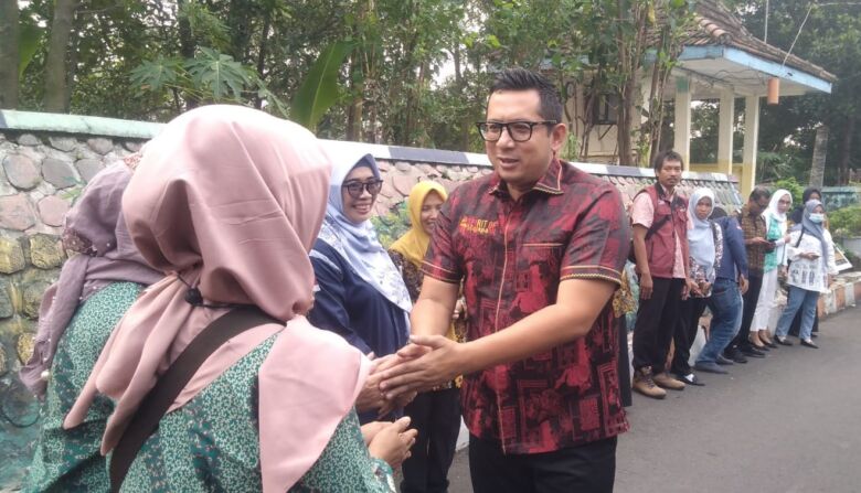 Mas Pj Wali Kota Mojokerto, saat kunjungan Bakti Sosial di lingkungan Sabuk Alu, Prajuritkulon.(blok-a.com/Syahrul)