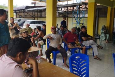 Puluhan warga melakukan aksi unjuk rasa meluruk kantor balai desa Banyutengah, Panceng, Gresik. (blok-a.com/ivan)