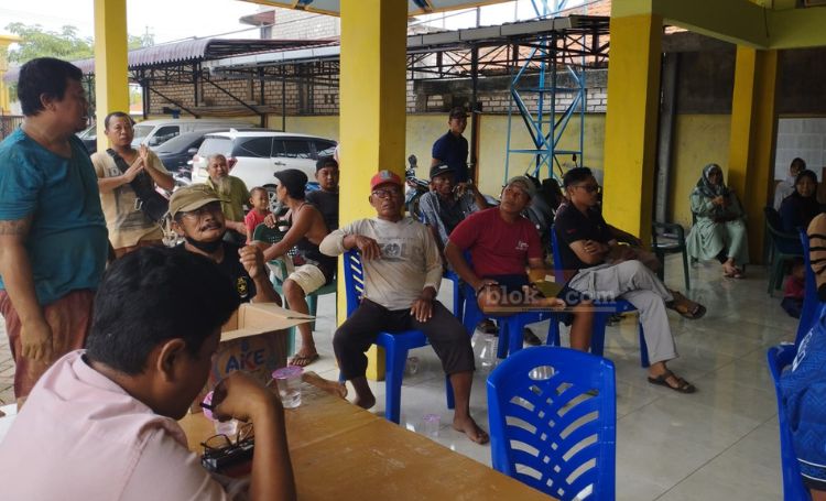 Puluhan warga melakukan aksi unjuk rasa meluruk kantor balai desa Banyutengah, Panceng, Gresik. (blok-a.com/ivan)