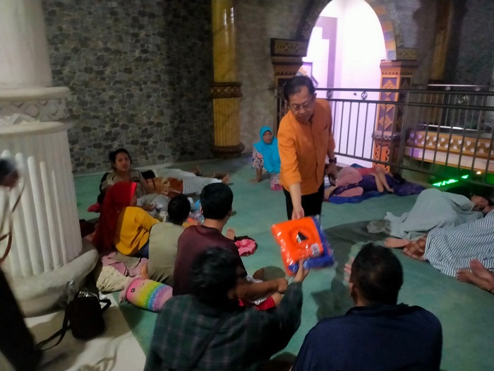 Kondisi korban banjir, saat mengungsi di Masjid Al Matin BPBD Jatim.