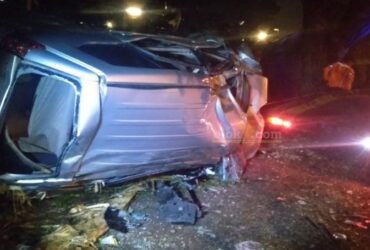 Kondisi mobil Xenia nopol W 1601 XW yang mengalami kecelakaan saat dievakuasi petugas.(blok-a.com/Syahrul)