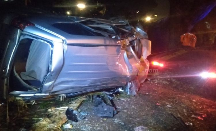 Kondisi mobil Xenia nopol W 1601 XW yang mengalami kecelakaan saat dievakuasi petugas.(blok-a.com/Syahrul)