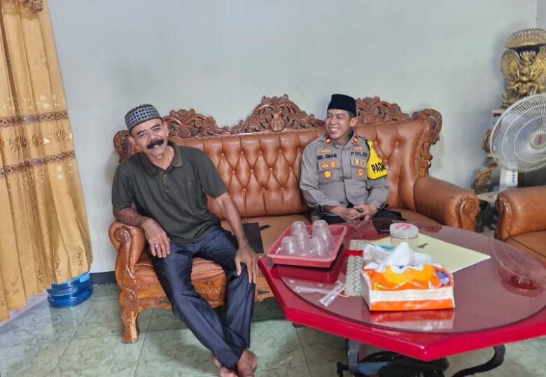 Kapolsek Dlanggu,sambang tokoh agama dan tokoh masyarakat sekitar Dlanggu.(dok. Polresta Mojokerto for blok-a.com)