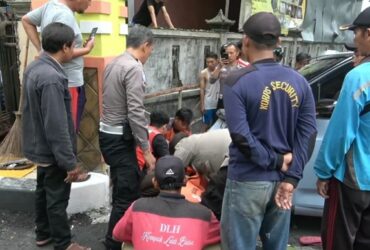 Sejumlah relawan mengevakuasi jenazah korban meninggal ditabrak mobil listrik di Kota Mojokerto.(blok-a.com/Syahrul)